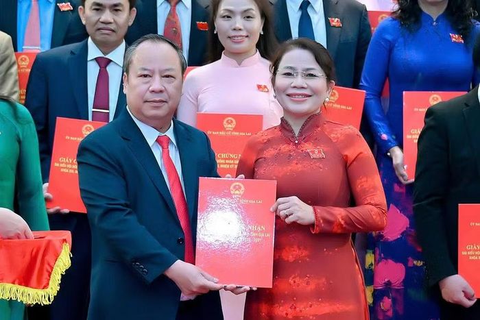  Phó Bí thư Tỉnh ủy, Trưởng đoàn Đại biểu Quốc hội tỉnh Châu Ngọc Tuấn trao Giấy chứng nhận cho đại biểu Nguyễn Thị Phong Vũ - Trưởng ban Tuyên giáo và Dân vận Tỉnh ủy. Ảnh: Đức Thụy 