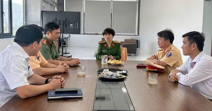  Thượng tá Ksor H’Bơ Khắp (giữa) làm việc với Trung tâm Giáo dục nghề nghiệp Moveo Bình Định. Ảnh: N.L 