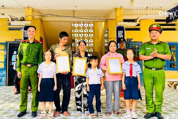 Công an xã Phước Dinh trao quyết định nhận chăm sóc, đỡ đầu cho 3 em học sinh Trường Tiểu học An Thạnh 1.
