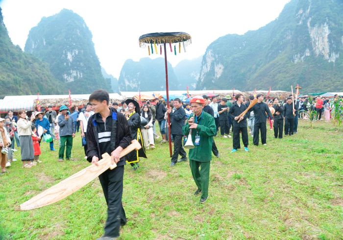 Người dân và du khách tham gia trải nghiệm trò diễn truyền thống tại lễ hội Trò Ngô, xã Hữu Liên