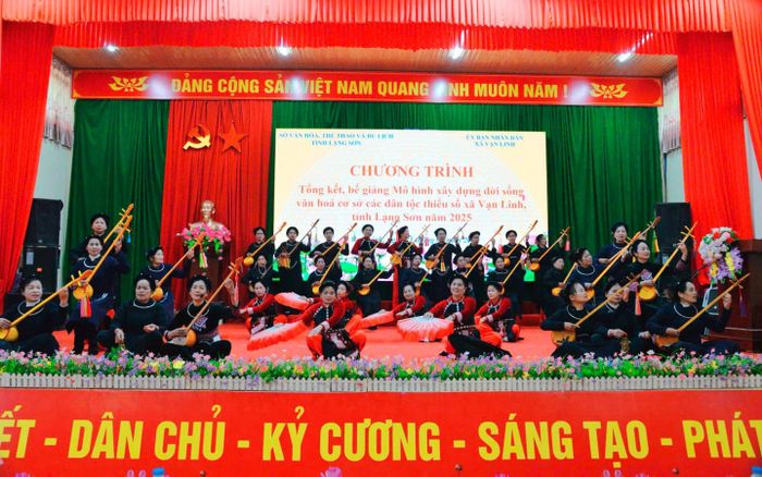 Người dân xã Vạn Linh biểu diễn các làn điệu hát then, đàn tính tại lễ bế giảng mô hình xây dựng đời sống văn hóa cơ sở các dân tộc thiểu số