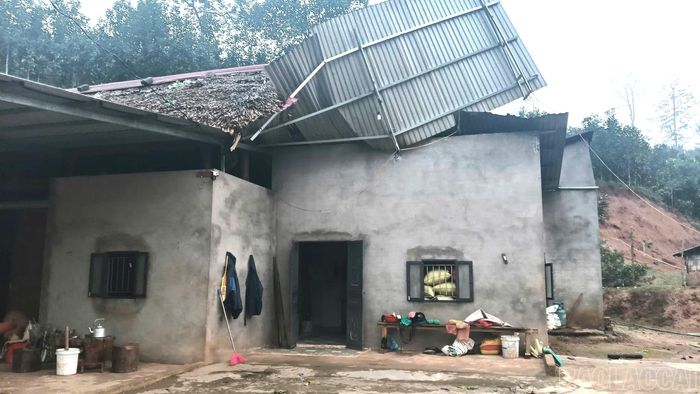 Mưa đá kèm dông lốc gây thiệt hại nhà ở và hoa màu của người dân xã Nghĩa Đô.