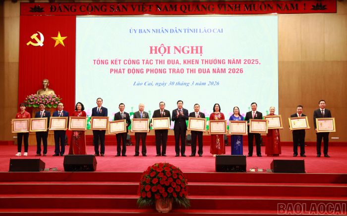 Thừa ủy quyền của Chủ tịch nước, Bí thư Tỉnh ủy Dương Quốc Huy trao tặng Huân chương Độc lập hạng Ba và Huân chương Lao động hạng Nhất, hạng Nhì cho các tập thể, cá nhân.
