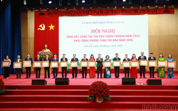 Thừa ủy quyền của Chủ tịch nước, Chủ tịch UBND tỉnh Nguyễn Tuấn Anh trao Huân chương Lao động hạng Ba cho các cá nhân.