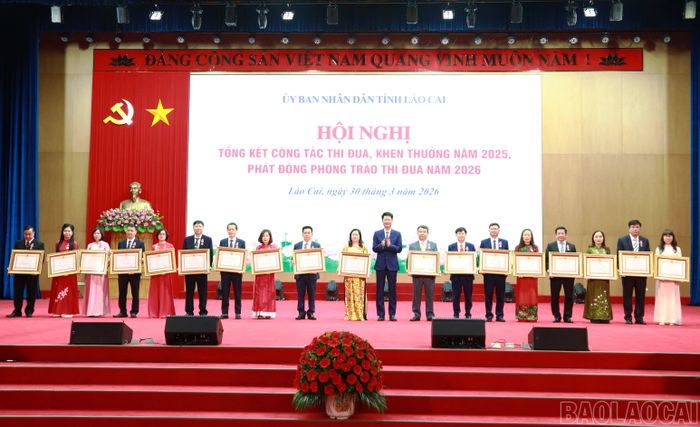 Thừa ủy quyền của Chủ tịch nước, Phó Bí thư Tỉnh ủy Nguyễn Thế Phước trao Huân chương Lao động hạng Ba cho các cá nhân.
