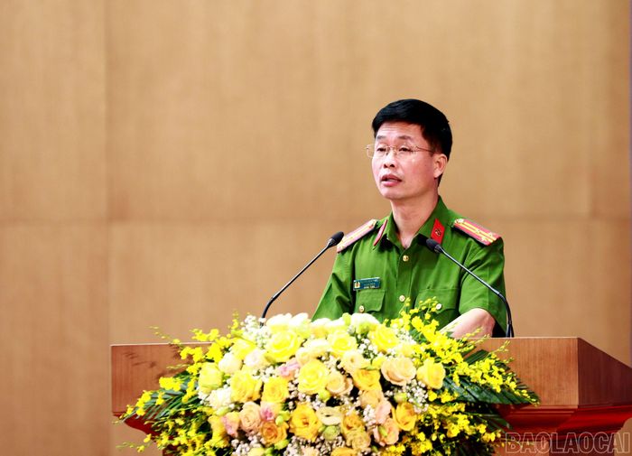 Đại diện Công an tỉnh tham luận tại hội nghị.