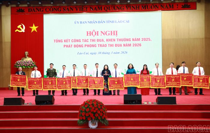 Các đồng chí lãnh đạo tỉnh trao tặng Cờ thi đua của UBND tỉnh cho các tập thể.