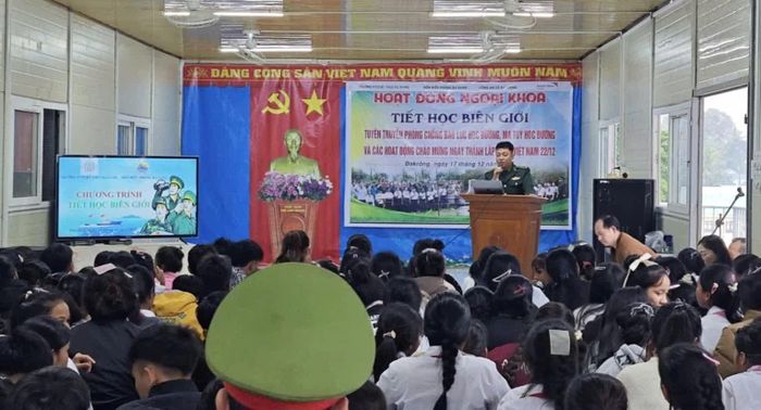 Cán bộ Đồn Biên phòng Ba Nang phối hợp với nhà trường thăm hỏi người có công và lồng ghép tuyên truyền pháp luật cho thế hệ trẻ - Ảnh: K.S