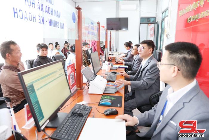 Công chức xã Mường Giôn ứng dụng công nghệ thông tin vào giải quyết TTHC.