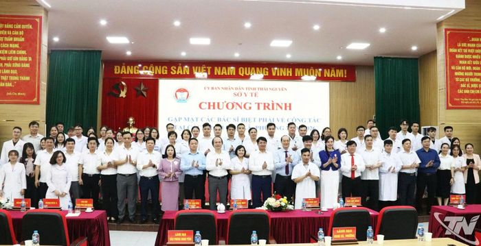 Các đại biểu chụp ảnh lưu niệm cùng 46 bác sĩ được biệt phái. Ảnh T.L