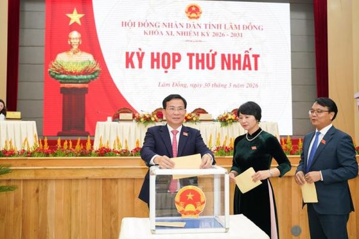 Đại biểu HĐBD tỉnh Lâm Đồng bỏ phiếu bầu các chức danh chủ chốt.