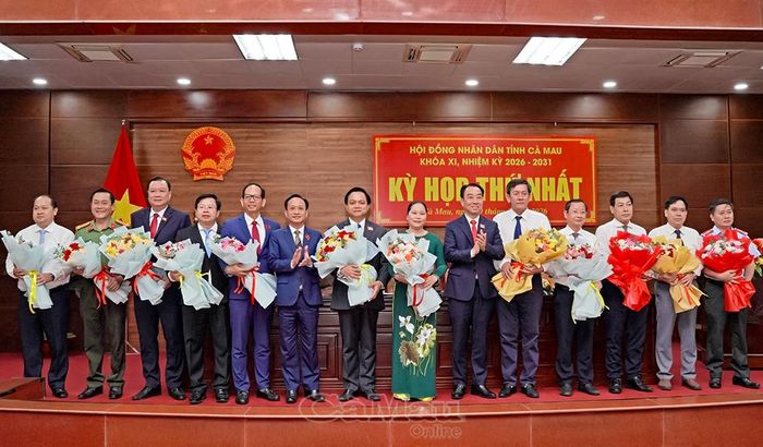 Chủ tịch HĐND tỉnh Phạm Văn Thiều và Chủ tịch UBND tỉnh Lữ Quang Ngời tặng hoa chúc mừng các Ủy viên UBND tỉnh nhiệm kỳ 2026-2031.