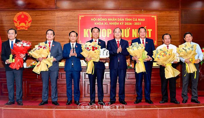 Bí thư Tỉnh ủy Nguyễn Hồ Hải và Chủ tịch HĐND tỉnh Phạm Văn Thiều tặng hoa chúc mừng các đồng chí được bầu giữ chức Chủ tịch UBND tỉnh và các Phó Chủ tịch UBND tỉnh.