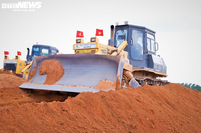 Dự án đường cất hạ cánh số 2 tại Cảng hàng không Phù Cát, vốn đầu tư hơn 3.200 tỷ đồng đang được "3 ca 4 kíp" thi công ngày đêm.