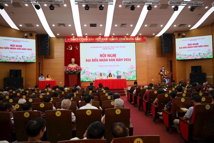 Phó Chủ tịch UBND phường báo cáo tại hội nghị. Ảnh : Hoa Thành