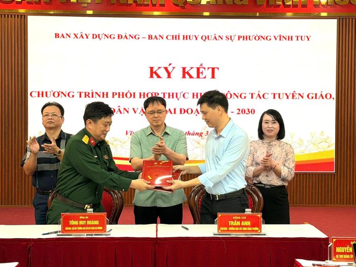 Ban Chỉ huy Quân sự phường Vĩnh Tuy ký kết chương trình phối hợp, góp phần giữ vững an ninh chính trị, trật tự an toàn xã hội. Ảnh: PV