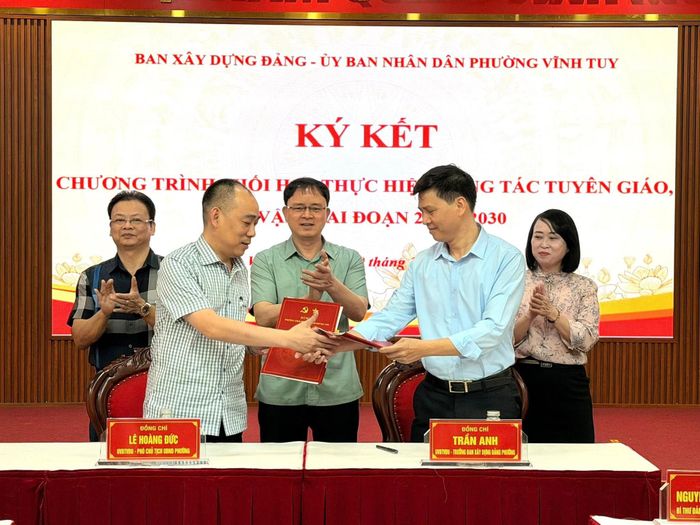 Các đơn vị ký kết chương trình phối hợp công tác tuyên giáo, dân vận tại phường Vĩnh Tuy. Ảnh: PV
