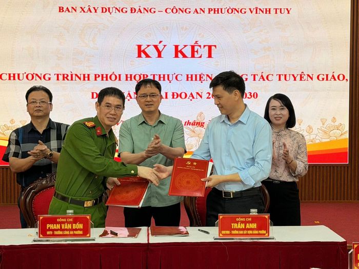 Đại diện Công an phường Vĩnh Tuy tham gia ký kết chương trình phối hợp công tác tuyên giáo, dân vận. Ảnh: PV