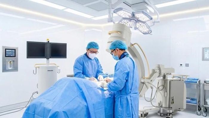 Chuyên gia đầu ngành trực tiếp phẫu thuật tại Bệnh viện Quốc tế Thăng Long Lạc Việt, mở ra cơ hội tiếp cận y tế chất lượng cao ngay trong nước mà không cần tốn kém chi phí ra nước ngoài chữa trị.