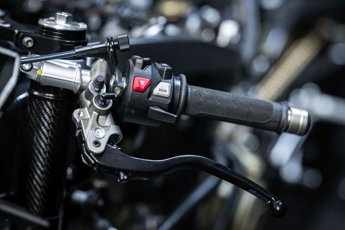  Xe sử dụng hộp số Ducati Racing Gearbox với số mo nằm dưới số 1, thay vì nằm giữa số 1 và 2, đồng thời bổ sung chức năng khóa số mo (Ducati Neutral Lock - DNL) tại tay lái, loại bỏ khả năng vô tình vào số mo và mất đi lực phanh động cơ. 