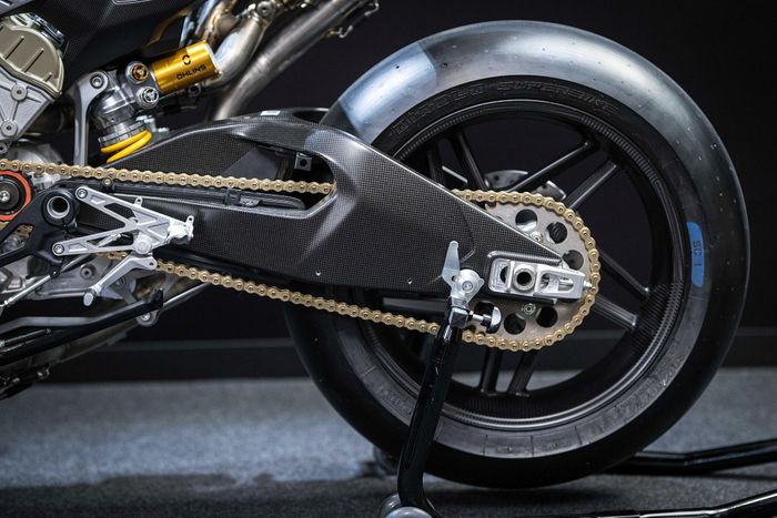 Xe được trang bị sên DID ERV7, vốn cũng được các đội đua Superbike Factory sử dụng, và đĩa Ergal. Sự thay đổi này giúp chiếc Superleggera V4 Centenario nhẹ hơn Panigale V4 S khoảng 0,7 kg. 