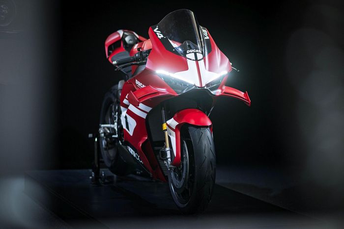  Xe được trang bị bộ cánh gió trên Ducati Panigale V4 R thi đấu tại WorldSBK và sidepod của chiếc Ducati Desmosedici GP vô địch MotoGP, giúp tối ưu hiệu quả khí động học cả khi chạy thẳng lẫn ở góc nghiêng lớn. 