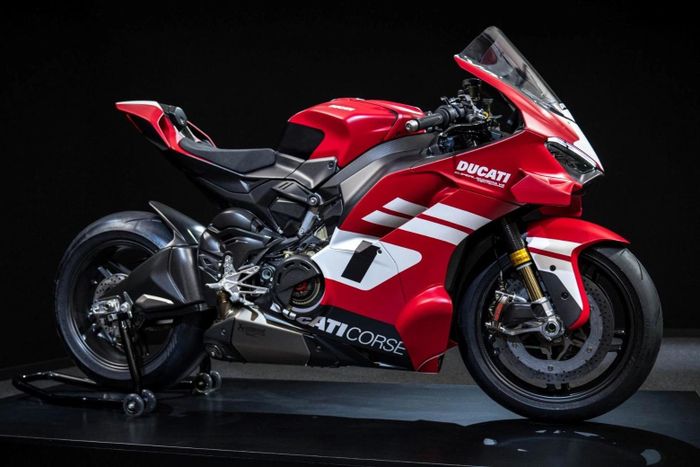  Với những nâng cấp này, mẫu superbike bản kỷ niệm 100 năm nặng 173 kg, và chỉ còn 167 kg với cấu hình đua, mang đến tỷ lệ công suất/khối lượng ấn tượng: 1,48 mã lực/kg. 