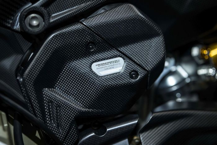  Mỗi khối động cơ Desmosedici Stradale R 1100 đều được ký tên xác nhận sau khi hoàn tất quá trình canh chỉnh hệ thống trục cam desmodromic thủ công bởi một kỹ sư của Ducati. 