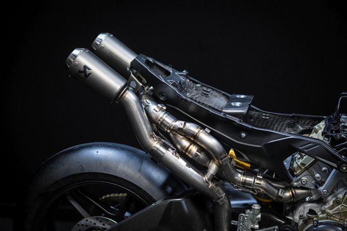  Hơn thế nữa, nếu sử dụng hệ thống ống xả đua titanium của Akrapovič và nhớt Ducati Corse Performance, công suất của xe được đưa lên mức cực đại 247 mã lực. 