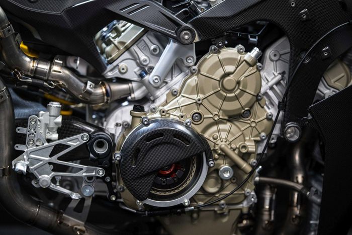  Thay vì động cơ V4 Desmosedici Stradale R 998 cc, Ducati Superleggera V4 Centenario sở hữu khối động cơ hoàn toàn mới Desmosedici Stradale R 1100, dung tích 1.103 cc. 