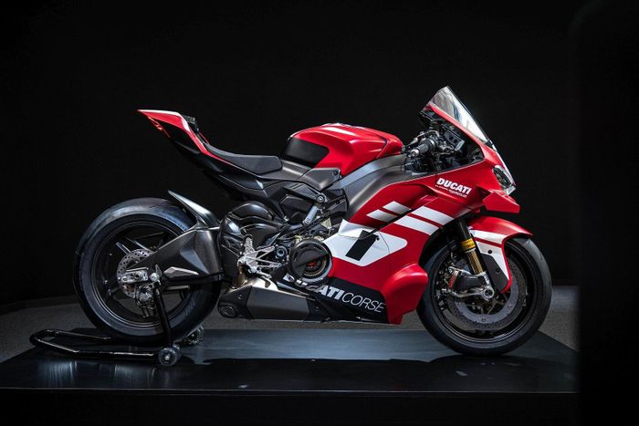  Bộ tem GP26 kết hợp màu sơn đỏ nhám Rosso Centenario lấy cảm hứng từ giải đua MotoGP, kết nối giữa di sản trăm năm của Ducati với tương lai của phân khúc superbike. 