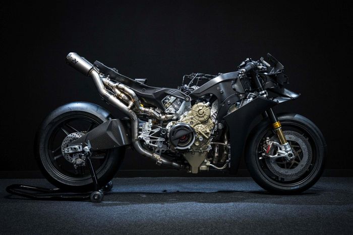  Khung sườn bằng sợi carbon của Ducati Superleggera V4 Centenario đóng vai trò nền tảng, không chỉ giúp tối ưu trọng lượng mà còn gia tăng độ cứng vững, qua đó nâng cao độ ổn định và khả năng kiểm soát của xe ở tốc độ cao. 