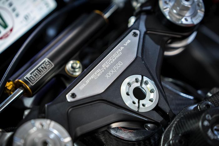  Tên gọi của phiên bản đặc biệt "Superleggera V4 Centenario" cũng như số thứ tự của mẫu superbike này được được khắc laser trên chảng ba. 