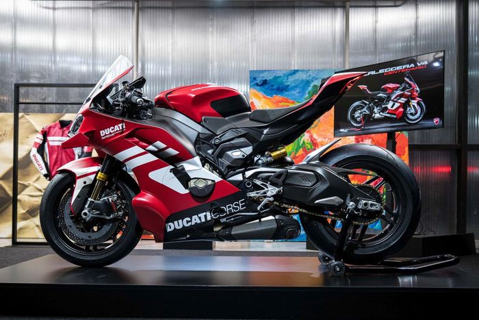  Ducati Superleggera V4 Centenario chỉ được sản xuất giới hạn 500 chiếc với mức giá được đồn đoán khoảng 150.000 Euro (khoảng 173.000 USD). 