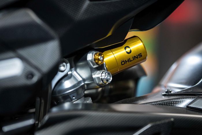  Hệ thống phuộc sau Öhlins TTX36 GP LW thừa hưởng công nghệ van từ MotoGP, bên cạnh các thanh liên kết làm từ titanium giúp tăng cường khả năng bám đường của bánh sau, cải thiện khả năng kiểm soát khi gặp các va chạm nhỏ. 