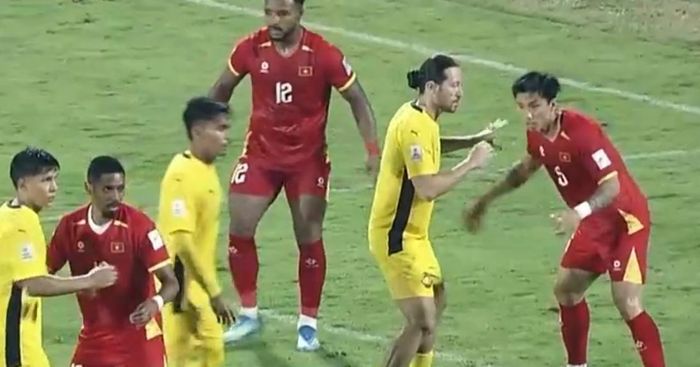 Văn Hậu va chạm quyết liệt với cầu thủ Malaysia.