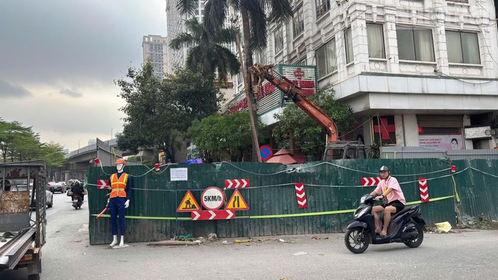 Tuy vậy, đa số người dân sinh sống và làm việc trên tuyến đường đều bày tỏ sự đồng thuận với chủ trương đầu tư dự án. Chị Nguyễn Thu H., sinh sống gần khu vực thi công chia sẻ: “Việc đi lại có bất tiện trong thời gian này, nhưng nếu công trình hoàn thành giúp giảm ngập thì người dân rất ủng hộ. Mong đơn vị thi công bảo đảm tiến độ và an toàn”.