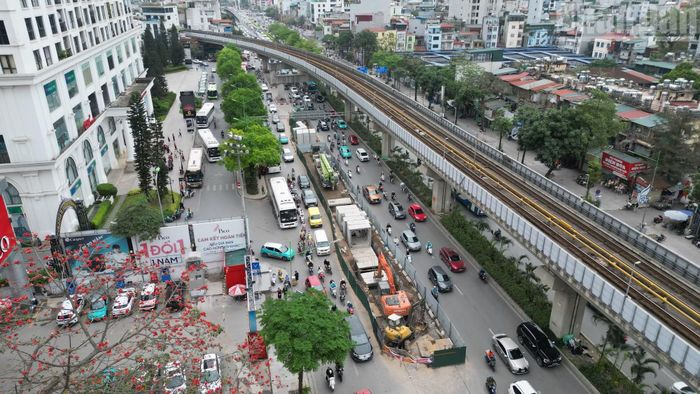 Theo đại diện đơn vị thi công, các nhà thầu đang tập trung đẩy nhanh tiến độ, đồng thời phối hợp điều tiết giao thông nhằm hạn chế ảnh hưởng đến sinh hoạt của người dân.