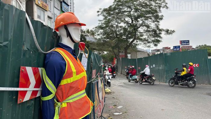 Theo thông tin từ đơn vị chức năng, dự án cải tạo hệ thống thoát nước trên tuyến đường này có chiều dài hơn 1,2km, triển khai từ khu vực Ngã Tư Sở đến gần nút giao Khuất Duy Tiến.