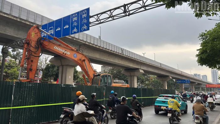 Ghi nhận thực tế cho thấy, tại đoạn từ khu vực Royal City đến nút giao Nguyễn Trãi-Vũ Trọng Phụng, các lô cốt thi công đã chiếm một phần đáng kể mặt đường, khiến lưu lượng phương tiện bị thu hẹp.