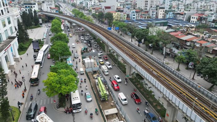 Theo ghi nhận của phóng viên, các đơn vị thi công đã tiến hành rào chắn nhiều đoạn trên tuyến đường Nguyễn Trãi để phục vụ lắp đặt hệ thống cống hộp có kích thước lớn, nhằm nâng cao năng lực tiêu thoát nước cho khu vực.