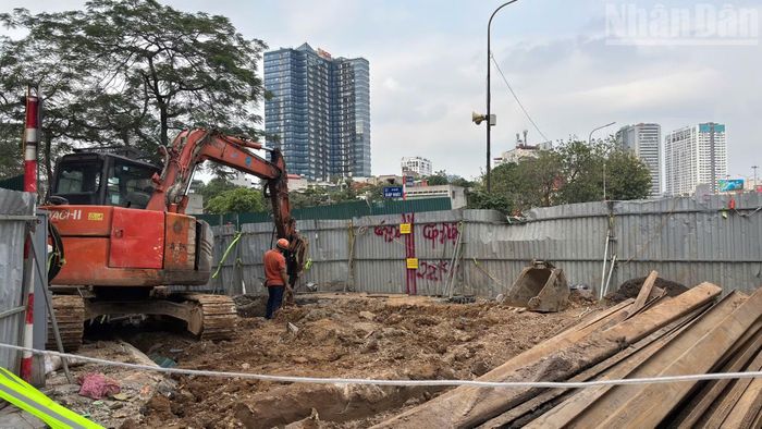 Cùng quan điểm, anh Nguyễn Trường S., nhân viên văn phòng thường xuyên di chuyển qua tuyến đường cho biết: “Giờ cao điểm có ùn tắc hơn trước, nhưng đây là công trình cần thiết. Điều người dân quan tâm là việc thi công cần gọn gàng, có biển báo rõ ràng để tránh nguy hiểm”.