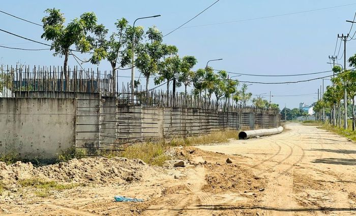 Các dự án BĐS đang triển khai thi công phải sớm tháo gỡ GPMB và đẩy nhanh tiến độ để sớm hoàn thành.