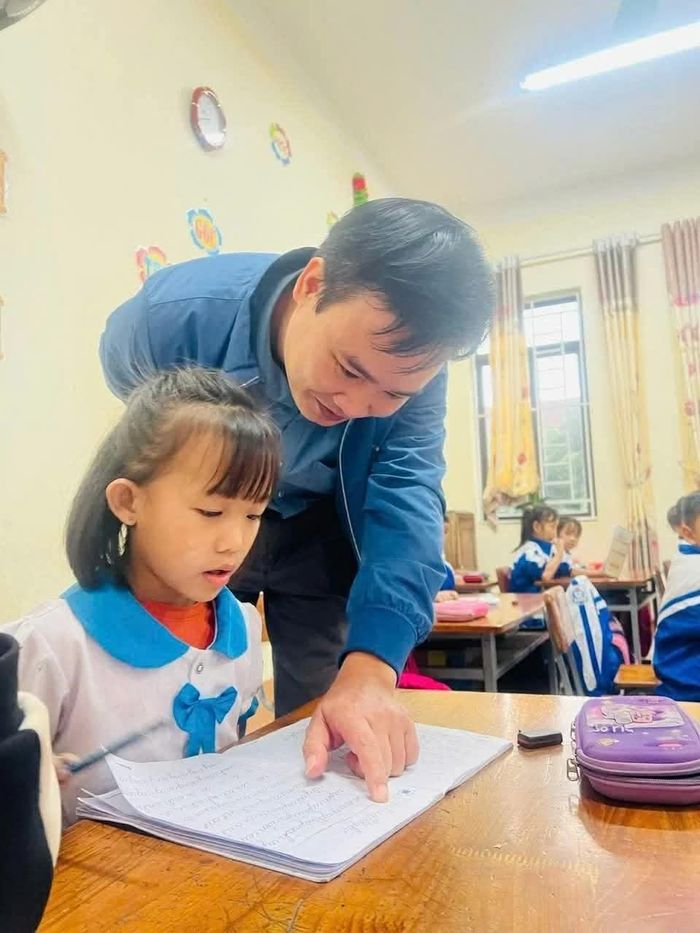 Thầy giáo Phan Duy Nghĩa với học sinh lớp 1 điểm trường biên giới Phú Lâm, Trường Tiểu học Phú Gia, xã Hương Khê, Hà Tĩnh. (Ảnh NVCC)