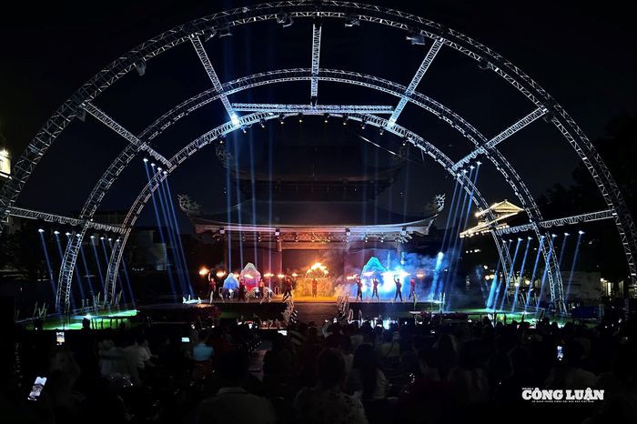 Bối cảnh show diễn được nâng cấp và đổi mới liên tục, không có đêm diễn nào là hoàn toàn giống nhau.