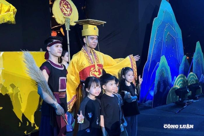 Các diễn viên chụp ảnh giao lưu với khán giả khi kết thúc show diễn.