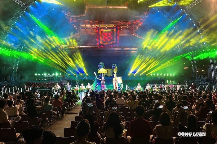 Show diễn xiếc thực cảnh “Anh hùng cờ lau” thu hút du khách trong nước và quốc tế.
