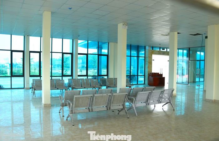 Bên trong nhà ga, nhà điều hành đã được chủ đầu tư lắp đặt bàn ghế và một số máy móc để đón khách.