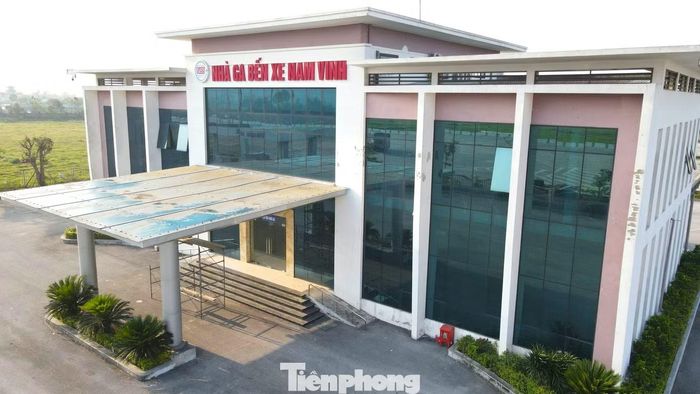 Tháng 3/2023, Bến xe Nam Vinh đã hoàn thành các hạng mục xây dựng chính như nhà ga, bãi đỗ xe, nhà để xe, nhà chờ hành khách, đường nội bộ, dự kiến sẵn sàng hoạt động. Tuy nhiên thời điểm này bến xe chưa được đấu nối ra vào quốc lộ nên dự án buộc phải “đắp chiếu”.