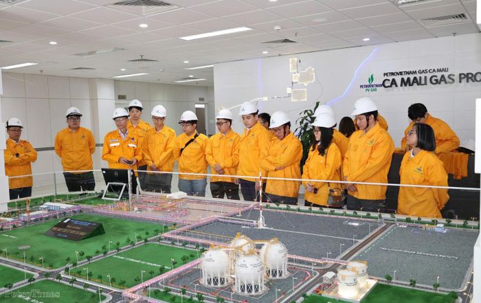 Cảm giác “thấy được đầu ra” từ các công trình, nhà máy trong chuyến đi thực tế đã tạo ra động lực mạnh mẽ cho các học viên trong công tác thời gian tới. Ảnh: Đoàn tham quan Nhà máy Xử lý Khí GPP Cà Mau.